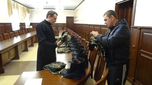 Івано-Франківська Архиєпархія УГКЦ відправила 30 коплектів військової форми в зону АТО.(ФОТО)